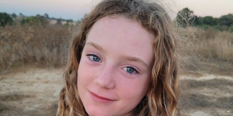 A young Irish-Israeli girl soon to be released by Hamas?