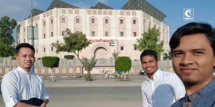 “Devastating”: Volunteer recalls final hours at besieged Indonesian hospital |  Israeli-Palestinian conflict News