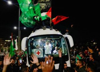 Hamas announces that 13 Israeli prisoners and four foreigners have been handed over to the Red Cross