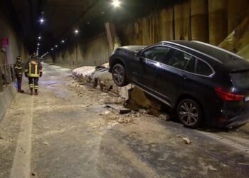 Motorway tunnel wall collapses in Italy