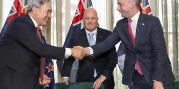 New Zealand: future Prime Minister unveils compromise coalition