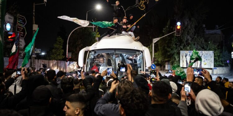 Palestinians gather in the streets of Ramallah to welcome freed prisoners |  Israelo-Palestinian conflict