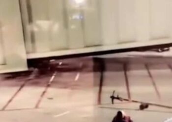 Panic on board: a passenger escapes from a plane through the emergency exit, shortly before departure