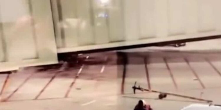 Panic on board: a passenger escapes from a plane through the emergency exit, shortly before departure