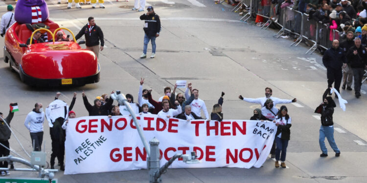 Pro-Palestinian protesters suspend Macy’s Thanksgiving parade |  Demonstrations