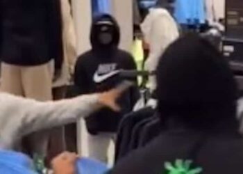 Ransacking a Nike store: 17 young people stole $12,000 worth of shoes and clothing