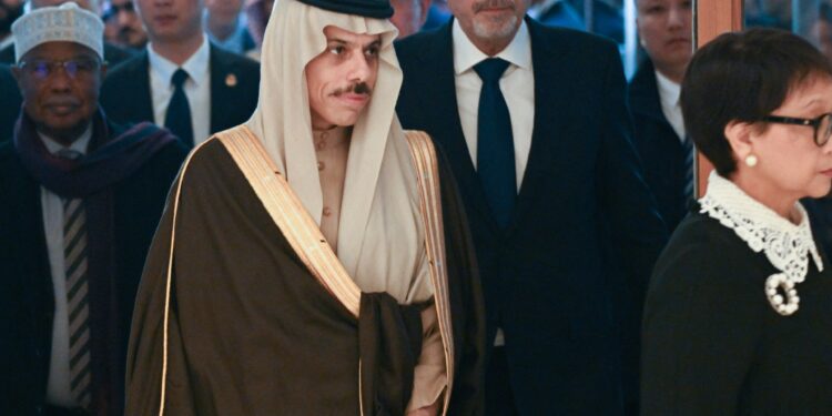 What is behind the Arab-Islamic ministerial tour in the UNSC states?  |  News