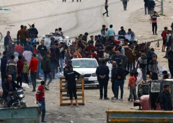 Aid entering Gaza through the Kerem Shalom crossing for the first time since the start of the Israeli aggression