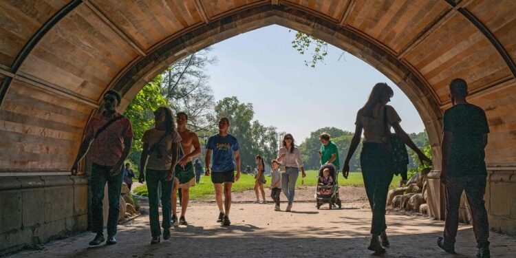 American life expectancy increases in 2022 after two years of decline