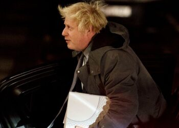 Boris Johnson apologizes to families of Covid-19 victims