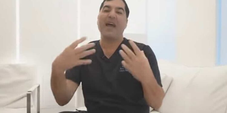 Botched surgeries, photos of naked patients on the internet: several lawsuits filed against a surgeon