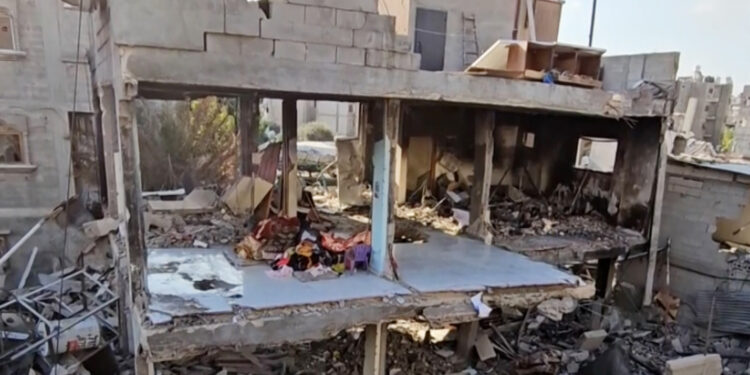 Despite the destruction, Palestinian families return to their homes after the withdrawal of the occupation forces