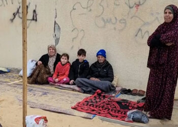 Displaced families in Rafah find no place to shelter except the street