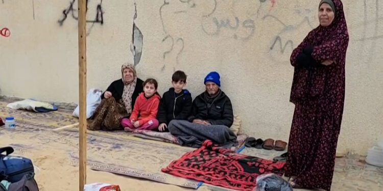 Displaced families in Rafah find no place to shelter except the street