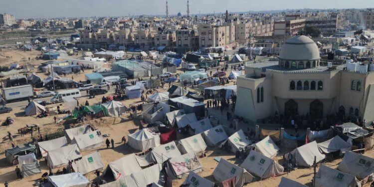 Displaced people in the Al-Mawasi area…spread tents without facilities and a miserable life