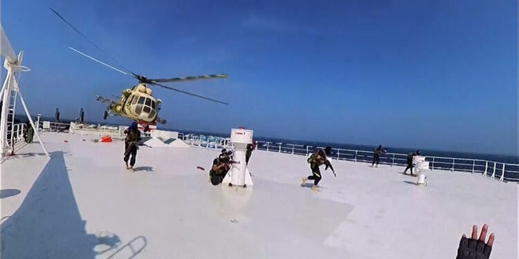 Expert: Washington instructed shipping companies to internationalize the Bab al-Mandab crisis