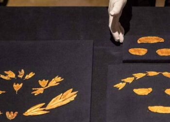 He gives himself a Christmas present by stealing gold objects from a museum