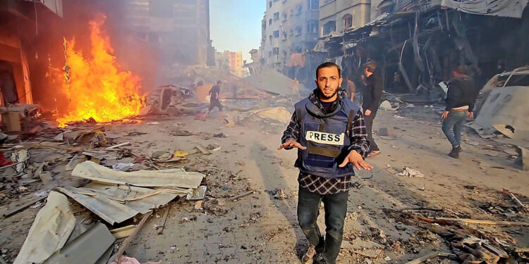 In the line of fire.. This is how northern Gaza journalists are keen to document the crimes of the occupation