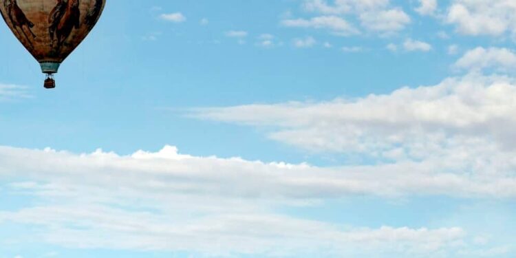 In video: a hot air balloon with nine passengers crashes into his house