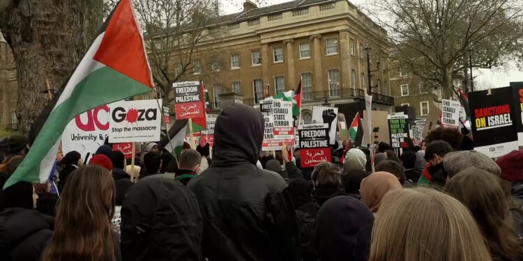 Including children and their parents… a demonstration in front of the British government headquarters in solidarity with the people of Gaza |  Programs