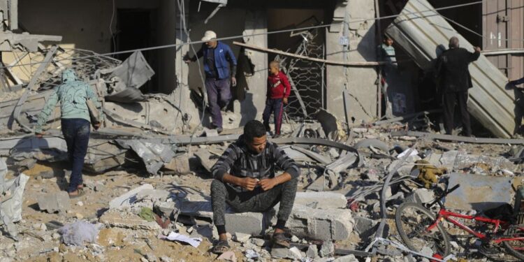 Israeli army tightens grip on southern Gaza, concerns for civilians