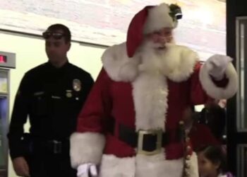 (MUST SEE) Santa leaves his sleigh to distribute gifts… by helicopter and metro