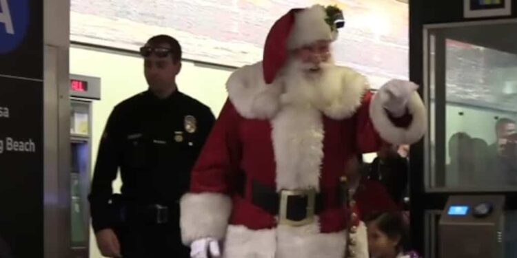 (MUST SEE) Santa leaves his sleigh to distribute gifts… by helicopter and metro