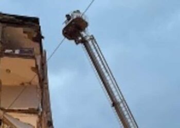 “Miraculously” no serious injuries: the corner of an apartment block suddenly collapses in the middle of the afternoon
