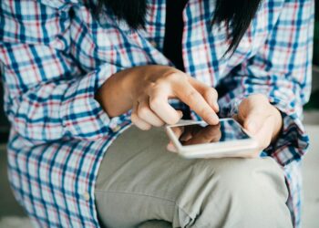 More than four hours of daily smartphone use linked to adolescent health risks