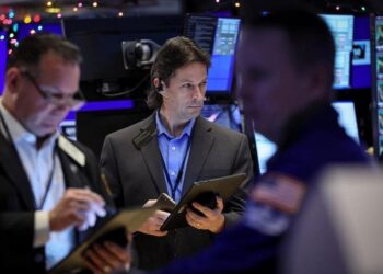 S&P 500 and Dow Jones hesitate as peaks approach
