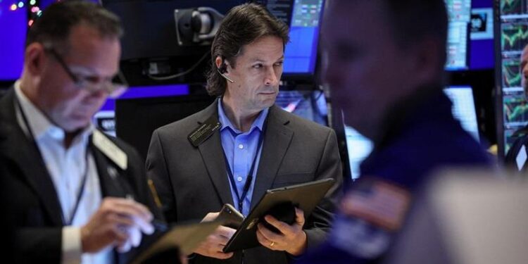 S&P 500 and Dow Jones hesitate as peaks approach