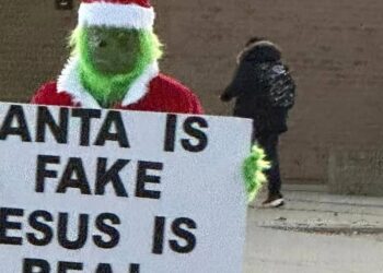 “Santa Claus is fake”: Grinch chased by parents outside primary school