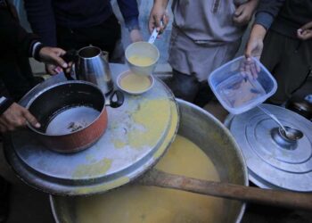 Solidarity in the face of “war merchants”… High prices are ravaging the displaced in Gaza  Policy