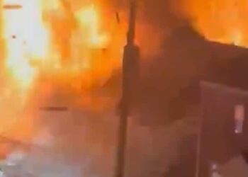 Surrounded by the police, he blows up his house