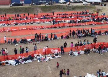 The influx of migrants at the border with Mexico weakens the position of the Biden administration