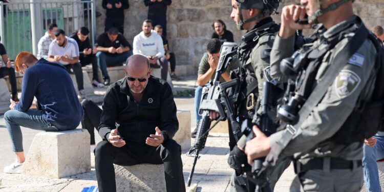 The occupation prevents worshipers from entering Al-Aqsa and wounds two young men in Jenin