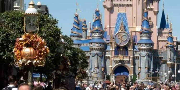 Trip to Disney: They get the wrong gift cards and end up with US$10,000 in Disney+