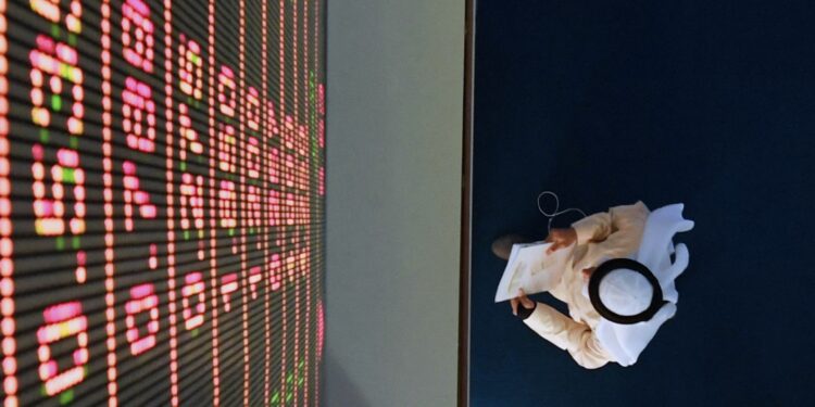UAE stock exchanges decline due to fluctuations in oil prices  Economy