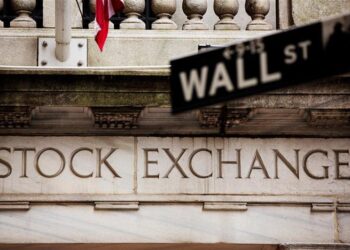 Wall Street at half mast, while waiting for employment figures