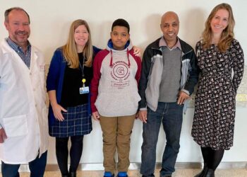 A deaf child hears for the first time thanks to a treatment unprecedented in the United States