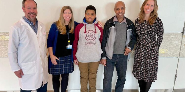 A deaf child hears for the first time thanks to a treatment unprecedented in the United States