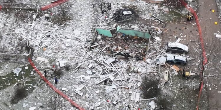 A house destroyed by an explosion, four dead and two seriously injured
