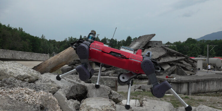 A hybrid control architecture that combines the advantages of current quadruped robot controls