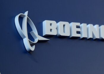 A new incident for Boeing: a crack forces a flight to return