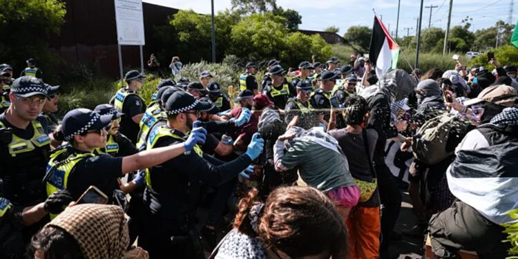 Australian activists try to prevent Israeli ships from docking in Melbourne Port