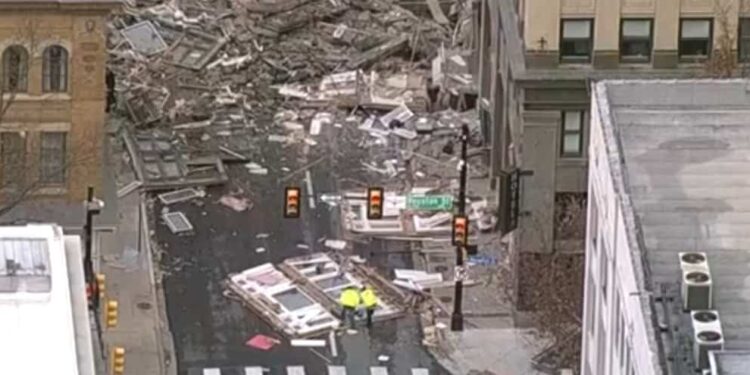 Explosion destroys hotel in Texas