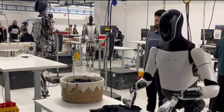 “Fast” and “natural”: Elon Musk’s humanoid robot manages to fold laundry