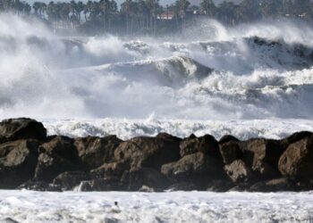 Giant waves crash on the American west coast