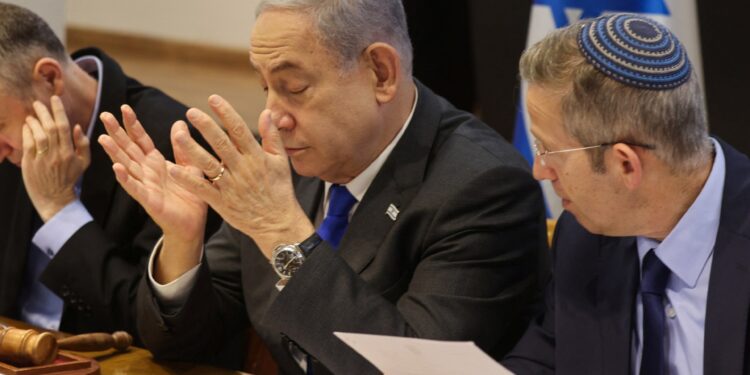 Haaretz analyst: Approving a prisoner exchange deal is an Israeli admission of failure