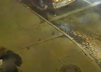 Kicked out of ambulance: Man collapses on sidewalk, dies in the following week